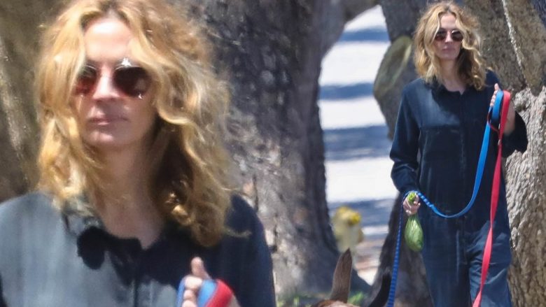 Julia Roberts lë maskën në shtëpi ndërsa shëtit qentë e saj përreth Malibu