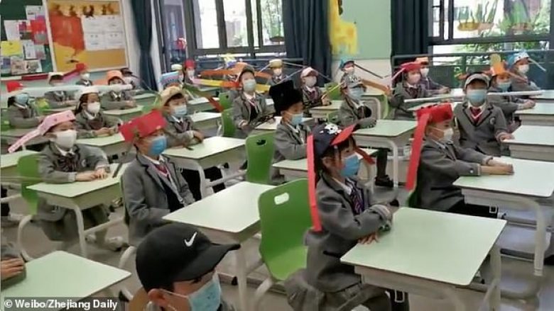 Fëmijët kinezë duhet të veshin ‘kapele një metër të gjerë’ për të mbajtur distancën shoqërore në klasë
