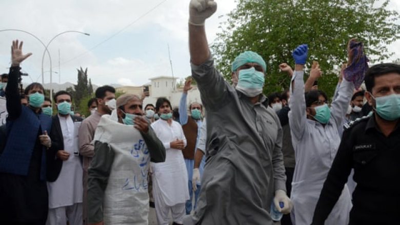 Arrestohen disa mjekë në Pakistan, pasi protestuan për mungesën e pajisjeve mbrojtëse të coronavirusit