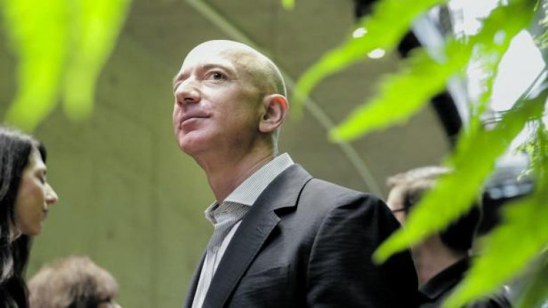 Jeff Bezos vazhdon të jetë njeriu më i pasur në botë
