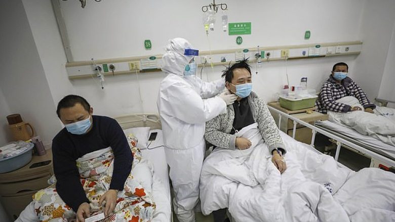 Sëmuren rëndë nga coronavirusi, mjekëve kinezë u nxihet lëkura
