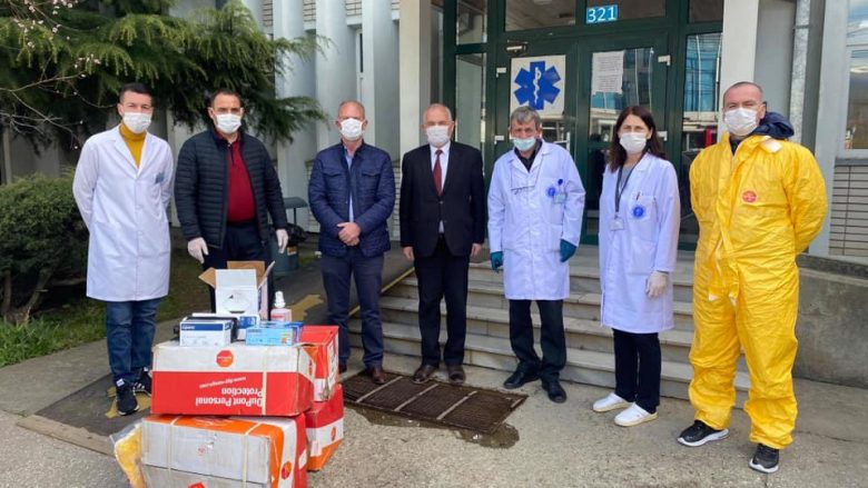 Komuna e Deçanit furnizon QKMF-në me pajisje mbrojtëse ndaj coronavirusit