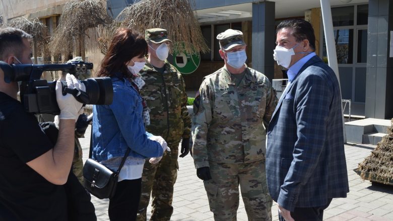 KFOR-i amerikan dhuron donacion me pajisje mbrojtëse mjekësore për QKMF-në në Mitrovicë