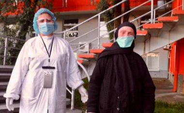Fiton betejën me coronavirusin, 84 vjeçarja shqiptare lirohet nga spitali
