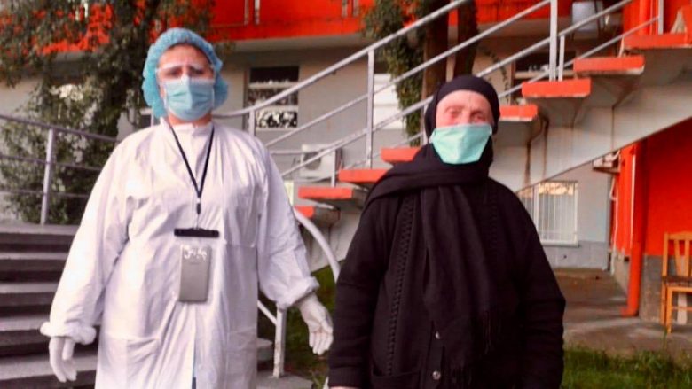 Fiton betejën me coronavirusin, 84 vjeçarja shqiptare lirohet nga spitali