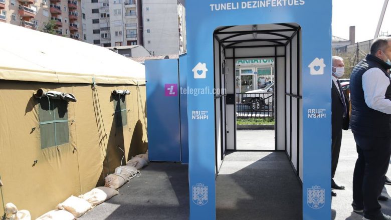 Shpend Ahmeti përuron tunelin dezinfektues në QKMF në Prishtinë: E kemi vendosur këtë tunel, për të mbrojtur qytetarët dhe punëtorët