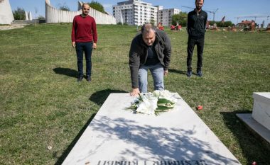 Ahmeti nderon dëshmorët e Prishtinës, në emër të familjarëve që nuk mund të bëjnë homazhe në këtë ditë
