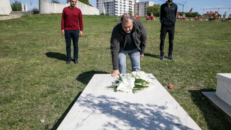 Ahmeti nderon dëshmorët e Prishtinës, në emër të familjarëve që nuk mund të bëjnë homazhe në këtë ditë
