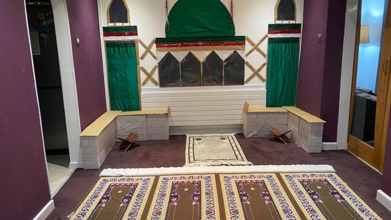 Për shkak të pamundësisë për të kryer lutjet në xhami gjatë muajit të Ramazanit – familja britanike ndërtoi një “xhami” në shtëpinë e tyre