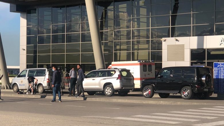 Aterrimi i Behgjet Pacollit, policia e pret në hyrje të Aeroportit