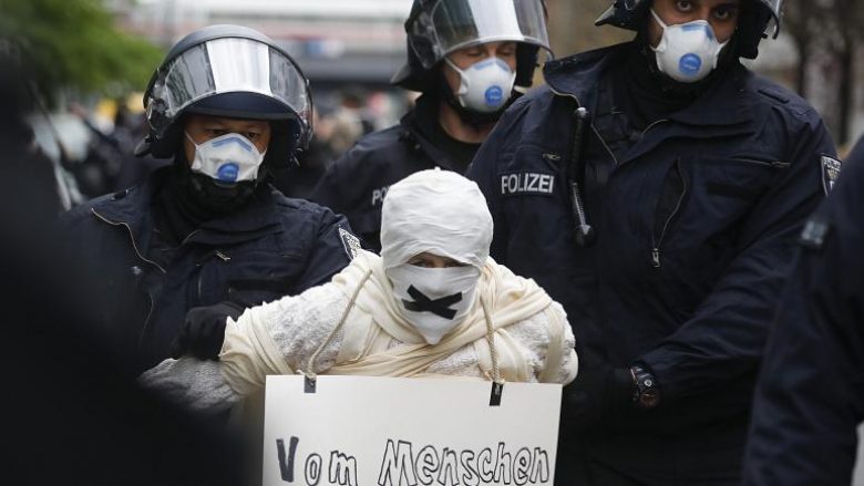 Arrestohen mbi 100 persona në Gjermani, dolën të protestonin kundër masave kufizuese
