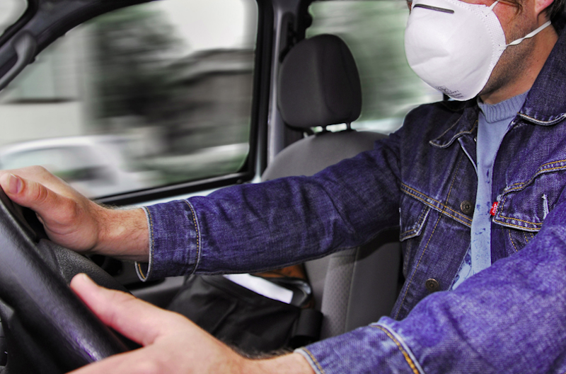 Bartja e maskës gjatë vozitjes mund të ketë pasoja, një shofer pësoi aksident pasi nuk e hoqi për disa orë