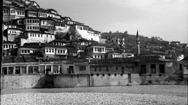 Qyteti i një mbi e një dritareve në vitin 1944