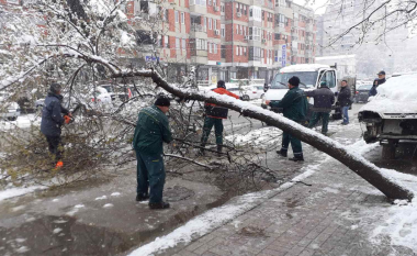 Reshjet e djeshme të borës shkaktuan vështirësi në Shkup