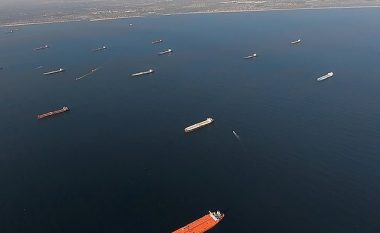 Dhjetëra anije cisterna me naftë po qëndrojnë në brigjet e Kalifornisë, pas rënies së kërkesës si pasojë e mbylljes shkaku i pandemisë