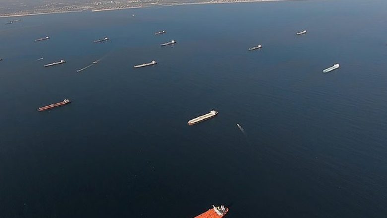 Dhjetëra anije cisterna me naftë po qëndrojnë në brigjet e Kalifornisë, pas rënies së kërkesës si pasojë e mbylljes shkaku i pandemisë