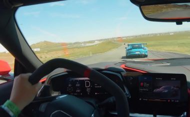 Gara në pistë në mes Chebrolet Corvette Stingray dhe Porsche 911 GT3 RS