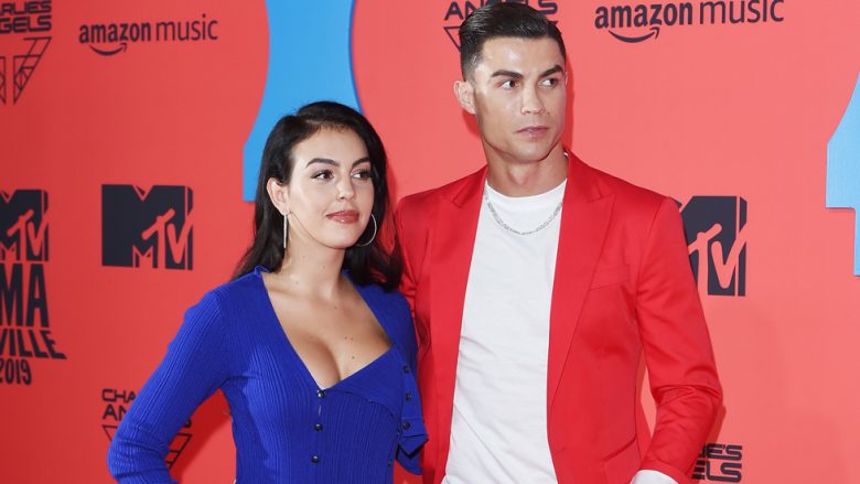 Ronaldo dhe Georgina publikojnë fotografi familjare dhe këshillojnë të qëndroni në shtëpi