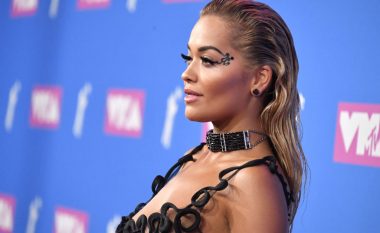 Rita Ora publikon imazhe atraktive nga ferma ku po qëndron, kujton paraqitjen në MTV VMA 2018