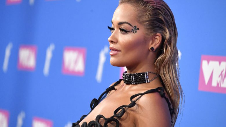 Rita Ora publikon imazhe atraktive nga ferma ku po qëndron, kujton paraqitjen në MTV VMA 2018