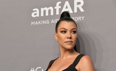 Fansat e Kourtney Kardashian spekulojnë se ajo është shtatzënë