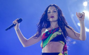 Jessie J mahnit fansat gjatë koncertit virtual “One World: Together At Home”