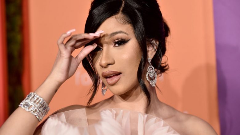 Me maskë mbrojtëse, Cardi B praktikon gjuajtje me armë