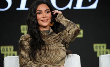 Kim Kardashian shfaq linjat trupore e veshur me të brendshme