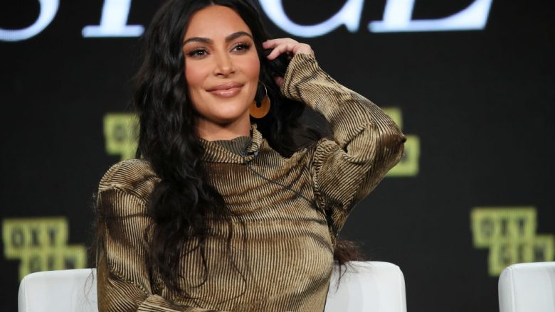 Kim Kardashian shfaq linjat trupore e veshur me të brendshme