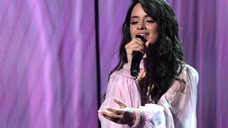 Nëna ia shkurton flokët, Camila Cabello e pakënaqur me rezultatin