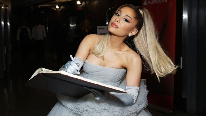 Ariana Grande me projekt të ri për Disney, shfaqet duke punuar në studio