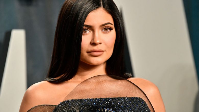 Kylie Jenner shfaqet me dukje natyrale: Ky është momenti më i mirë për të hequr flokët dhe thonjtë