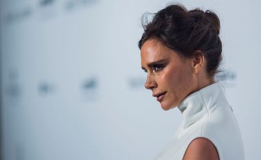 Victoria Beckham në linjë telefonike me mjekët dhe infermierët, i falënderon për punën e palodhshme