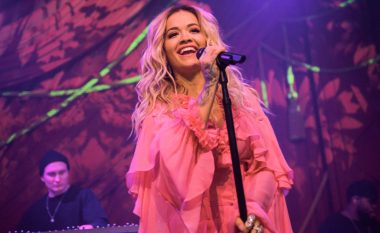 Rita Ora i bashkohet koncertit humanitar për ndalimin e përhapjes së COVID-19