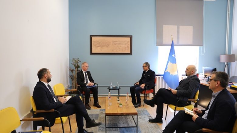 Ministri Vitia dhe ambasadori Braathu bisedojnë për situatën me pandeminë COVID-19