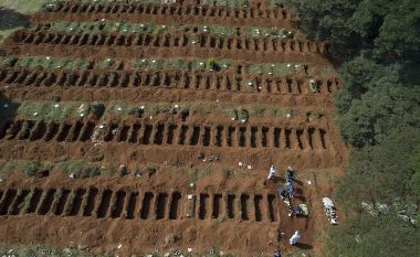 Imazhet rrëqethëse nga Brazili ku janë hapur qindra varre për të vdekurit nga coronavirusi