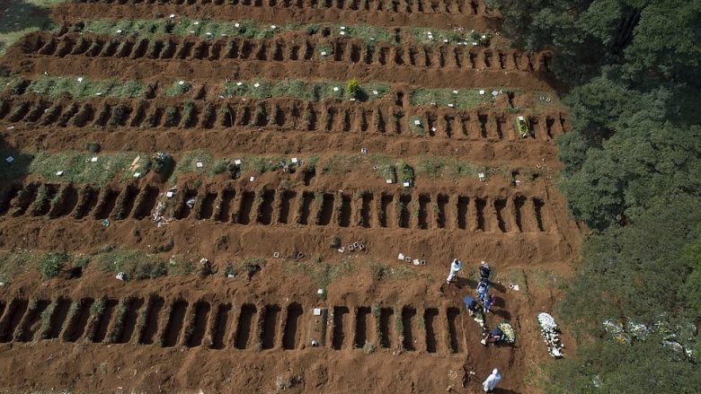 Imazhet rrëqethëse nga Brazili ku janë hapur qindra varre për të vdekurit nga coronavirusi
