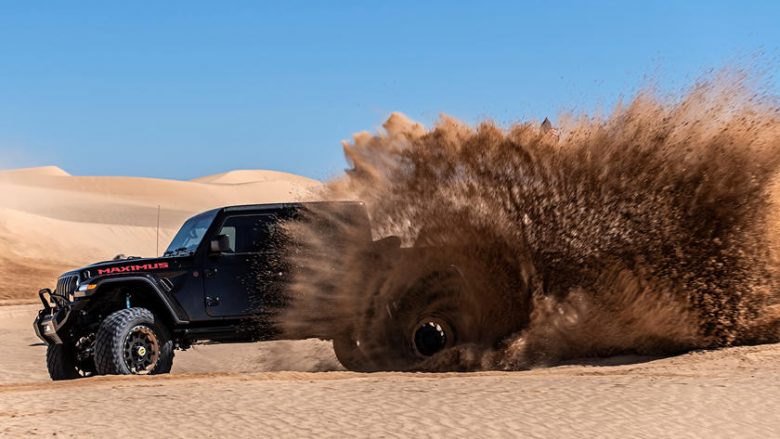 Jeep Gladiator në aksion, demonstron në shkretëtirë kapacitetin prej 1,000 kuaj fuqive