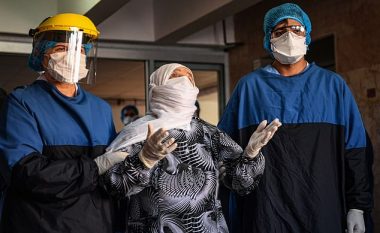 Lirohet nga spitali turkja 93-vjeçare pasi u shërua nga coronavirusi