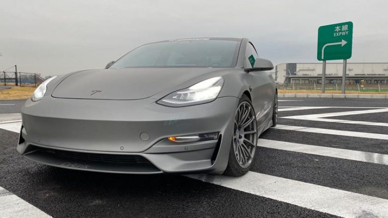 McLaren F1 u tejkalua në pistën me shumë kthesa nga Tesla Model 3