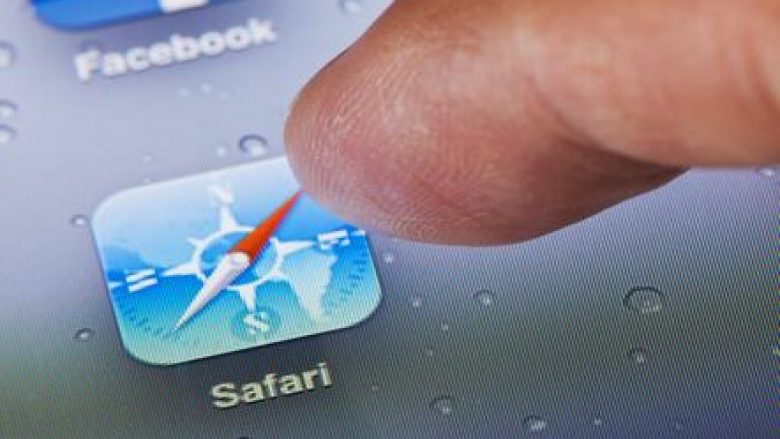 Me anë të virusit dhe nëpërmjet Safarit, hakerët mund të ndërhynin në mikrofonat dhe kamerat e pajisjeve nga Apple