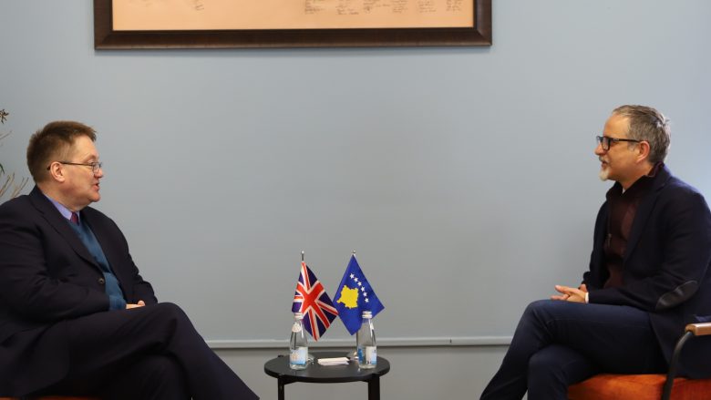 Vitia dhe Abbott diskutojnë për menaxhimin e Covid-19 në Kosovë