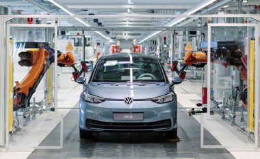 Nëpërmjet “realitetit të shtuar”, Volkswagen tregon se si kompletohet brendia e makinës