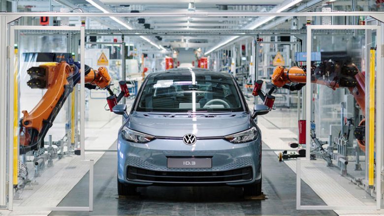 Nëpërmjet “realitetit të shtuar”, Volkswagen tregon se si kompletohet brendia e makinës
