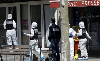 Njësiti kundër terrorizmit në Francë po bën hetime për vrasjes me thikë të dy personave