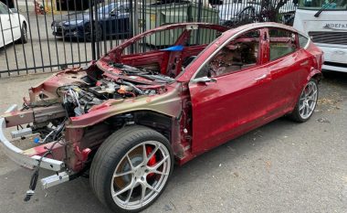 Nxirret në shitje një Tesla Model 3 e shkatërruar në tërësi por që mund të vozitet