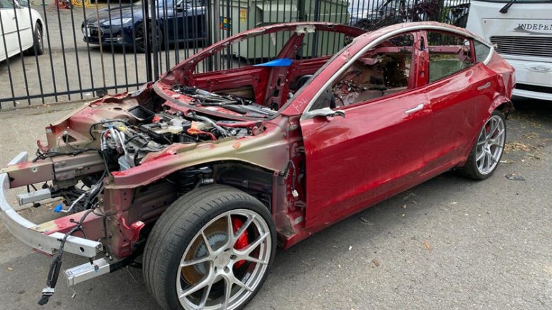 Nxirret në shitje një Tesla Model 3 e shkatërruar në tërësi por që mund të vozitet