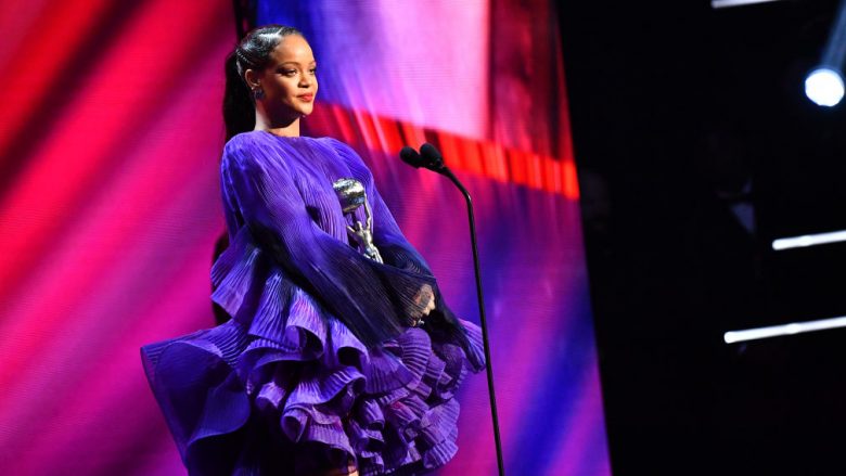 Rihanna dhe Jack Darsey dhurojnë 4.2 milionë dollarë për viktimat e dhunës në familje