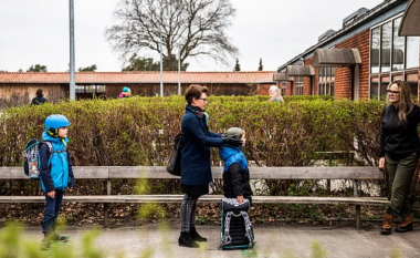 Vendi i parë në Evropë rihapi shkollat: Pamje që tregojnë fëmijët danezë që kthehen në bankat e tyre, me rregulla të reja
