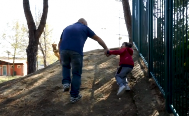 Coronavirusi, pamje që tregojnë fëmijët me autizëm duke luajtur në një park në Itali
